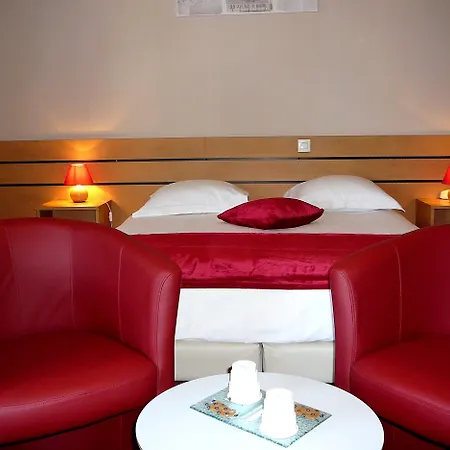 Logis La Renaissance Hotel 3*